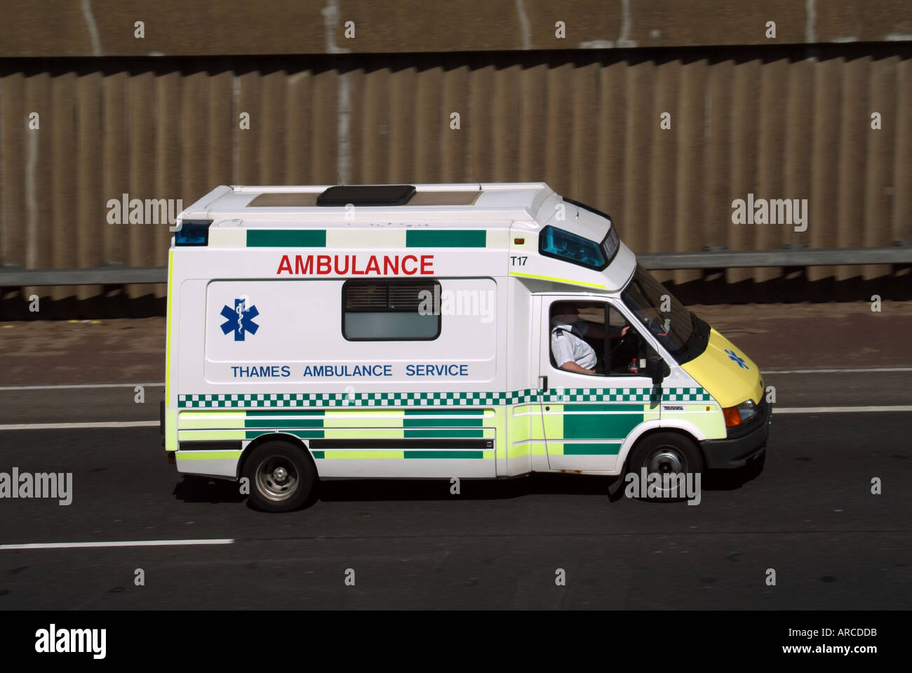 Il Tamigi servizio ambulanza veicolo operanti nel settore privato e di aumentare alcuni NHS Trust di servizi di ambulanza viaggio di routine Foto Stock