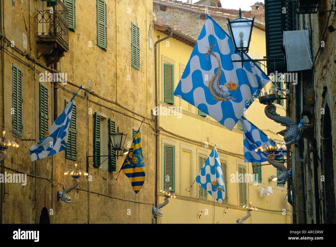 Bandiere dell'onda (Onda) contrada in Via Giovanni Dupre, Siena, Toscana, Italia, Europa Foto Stock