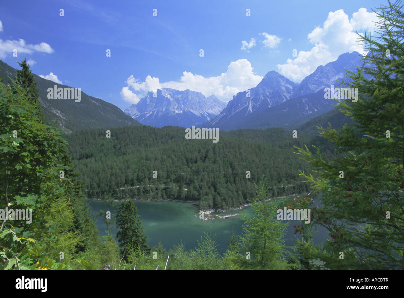 Vista la Zugspitze attraverso il Fernsteinsee, Tirolo (Alto Adige), Austria e Europa Foto Stock