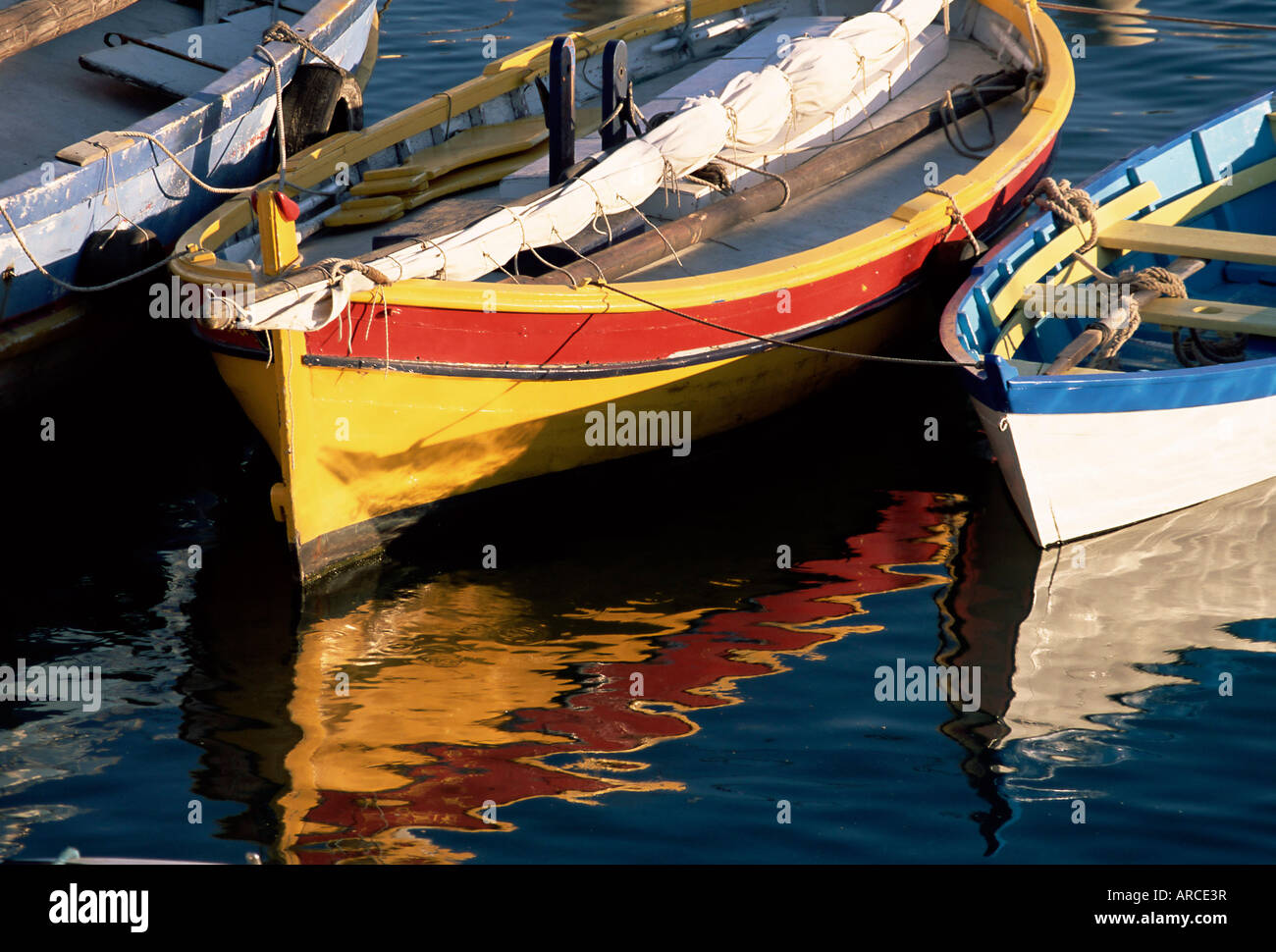 Barche colorate riflessa nell'acqua del porto, Sete, Herault, Languedoc-Roussillon, Francia, Europa Foto Stock