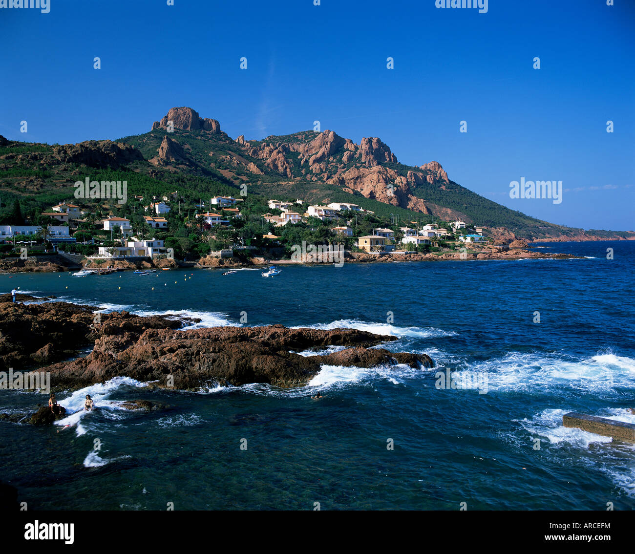 Villaggio e Pic du Cap Roux, Antheor, Corniche de l'Esterel, Var, Cote d'Azur, Riviera Francese, Provenza, Francia Foto Stock