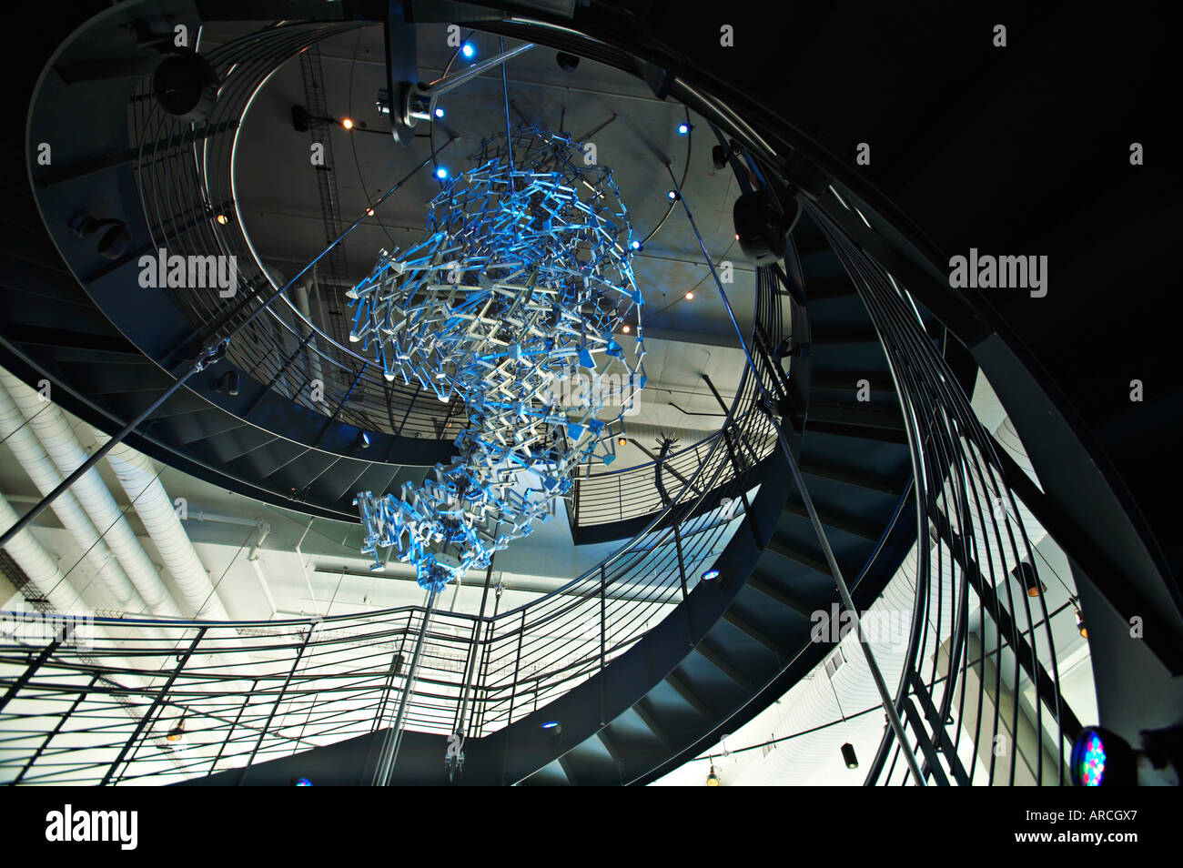 WISCONSIN Milwaukee Hoberman scultura del genoma e Double helix scalinata nel mondo Discovery Museum presso il molo Wisconsin Foto Stock