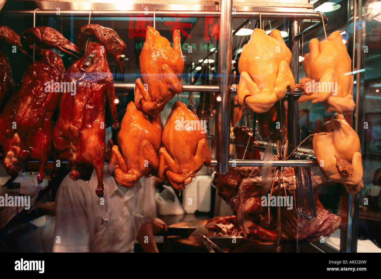 Cuocere anatra alla pechinese visualizzato nella finestra del ristorante, Hong Kong, Cina, Asia Foto Stock