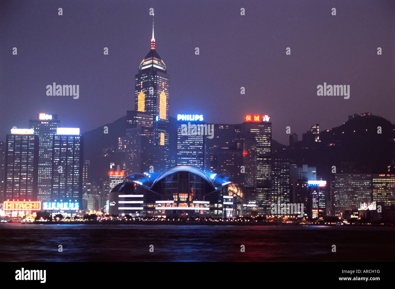 Il Centro Convegni ed Esposizioni, Central Plaza e lo skyline di notte, Hong Kong, Cina, Asia Foto Stock