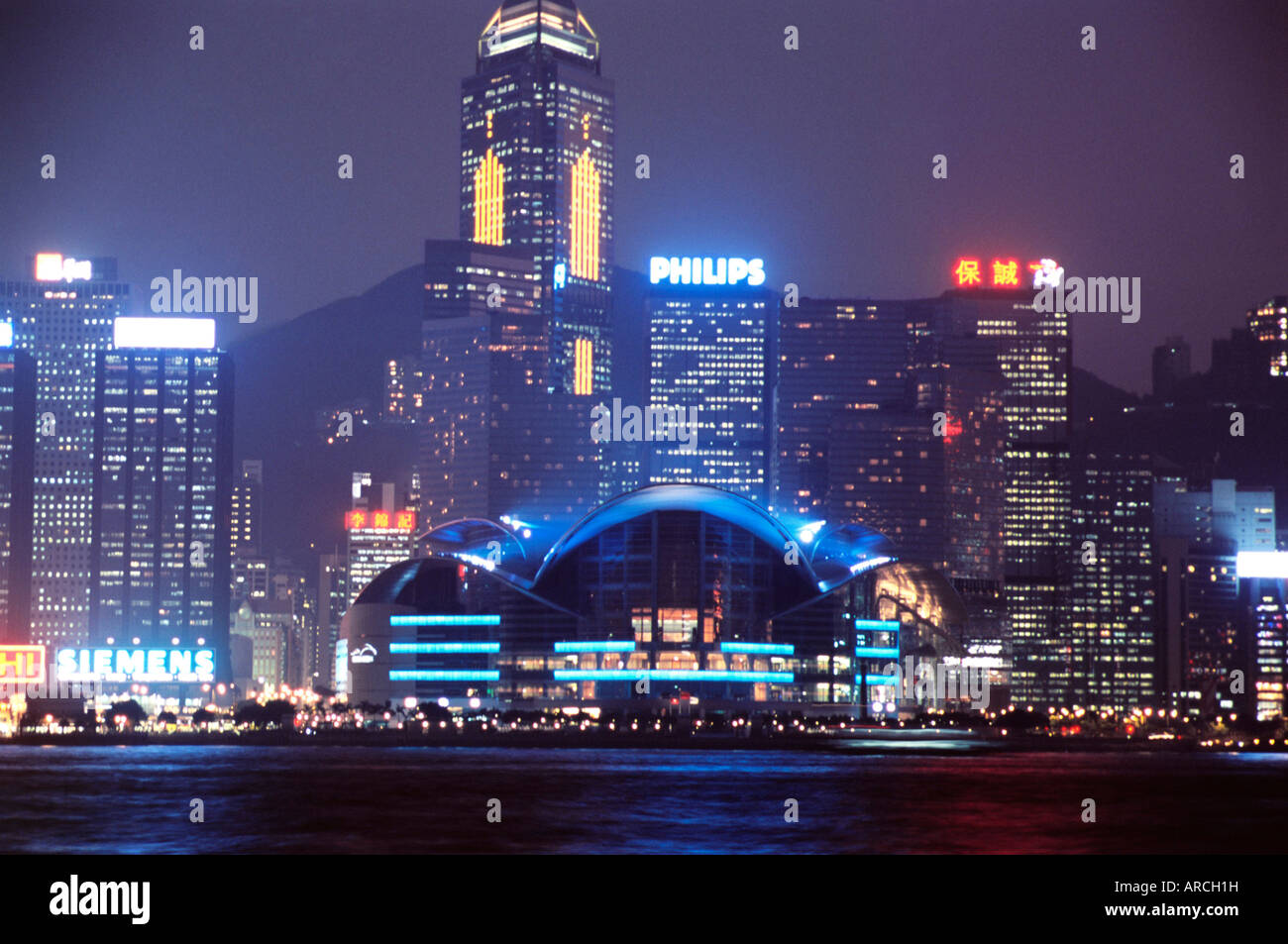 Il Centro Convegni ed Esposizioni, Central Plaza e lo skyline di Hong Kong, Cina, Asia Foto Stock