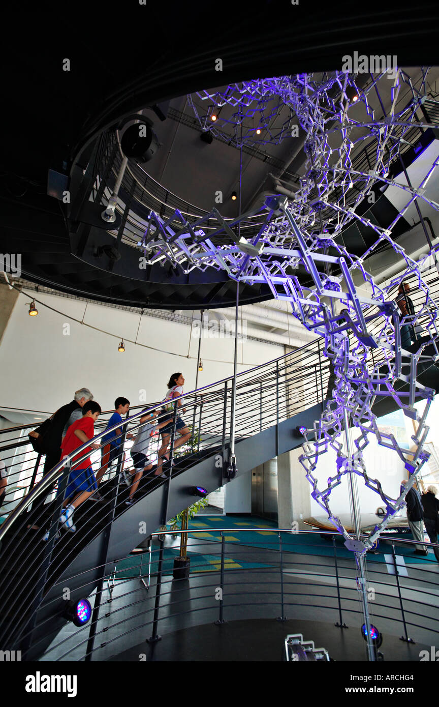 WISCONSIN Milwaukee Hoberman scultura del genoma e Double helix scalinata nel mondo Discovery Museum presso il molo Wisconsin Foto Stock