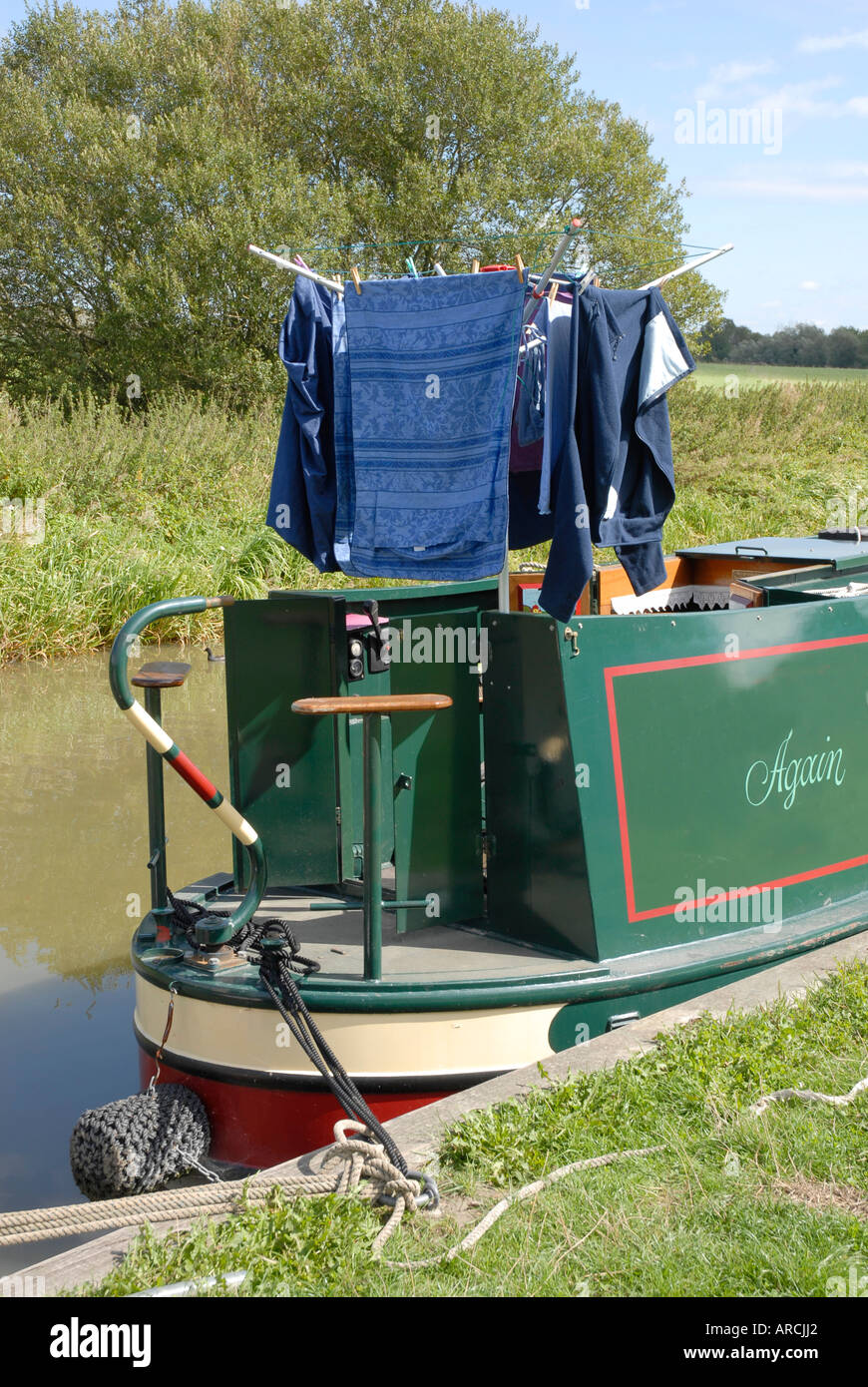 Lavaggio e asciugatura rotative a linea di abbigliamento in corrispondenza  della parte posteriore della narrowboat, Kennet & Avon Canal, Wiltshire,  Inghilterra Foto stock - Alamy