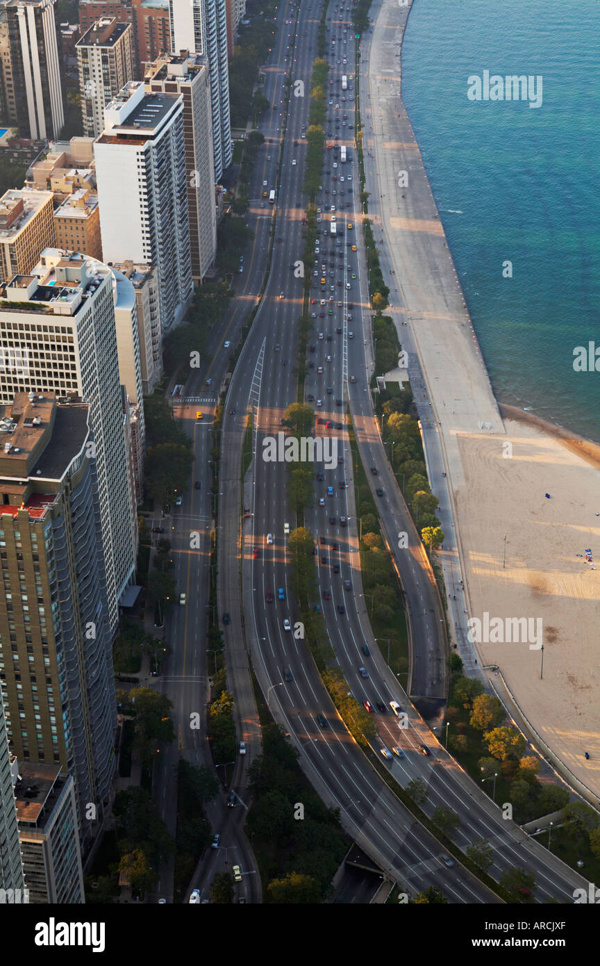 Fronte lago di Chicago in Illinois viste di Oak Street Beach e Lake Shore Drive dall'Osservatorio Hancock Gold Coast highrises Foto Stock