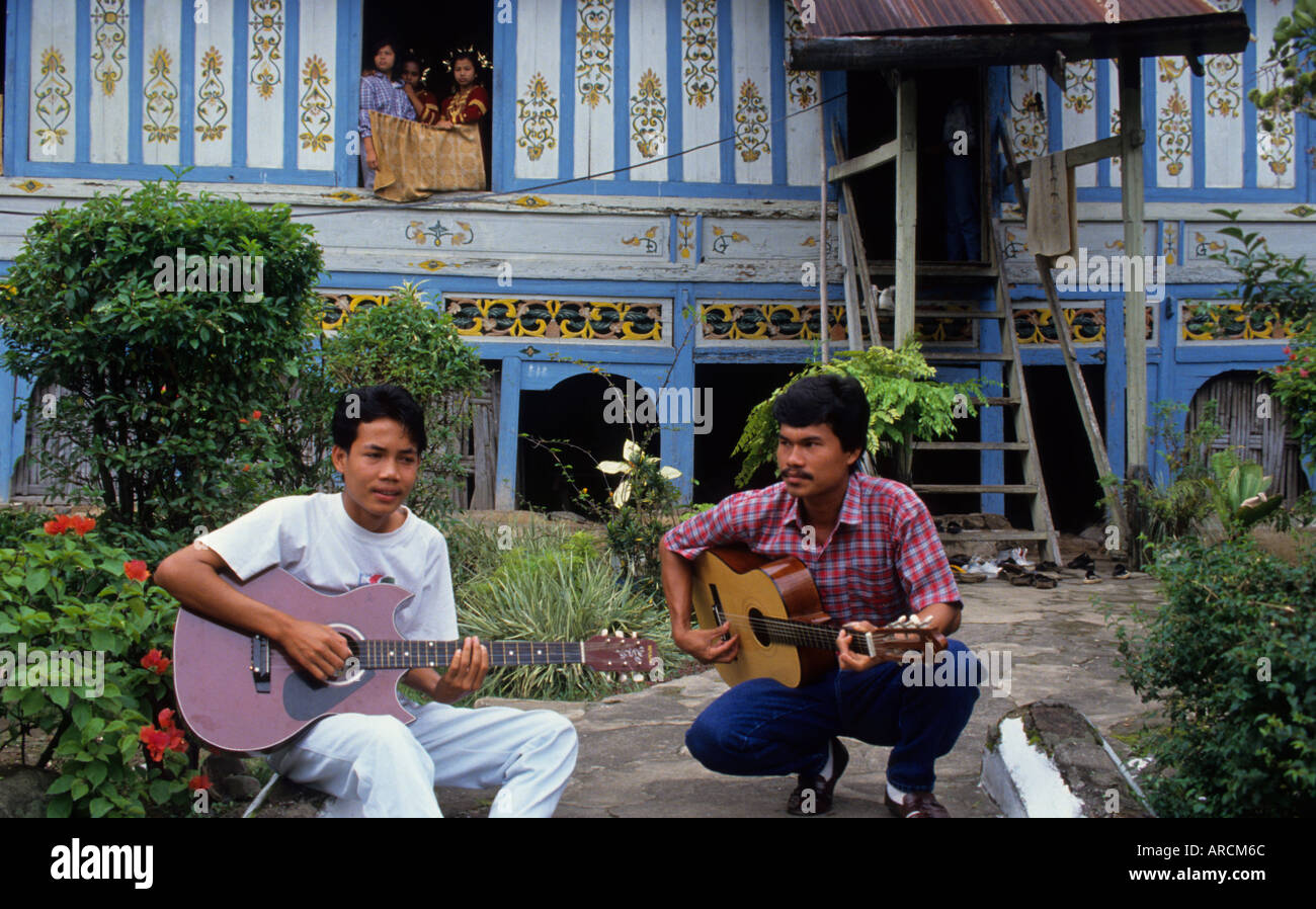 Indonesia Sumatra Minangkabau divertimento musicale Guitar boy ragazzi adolescenti adolescenti Foto Stock