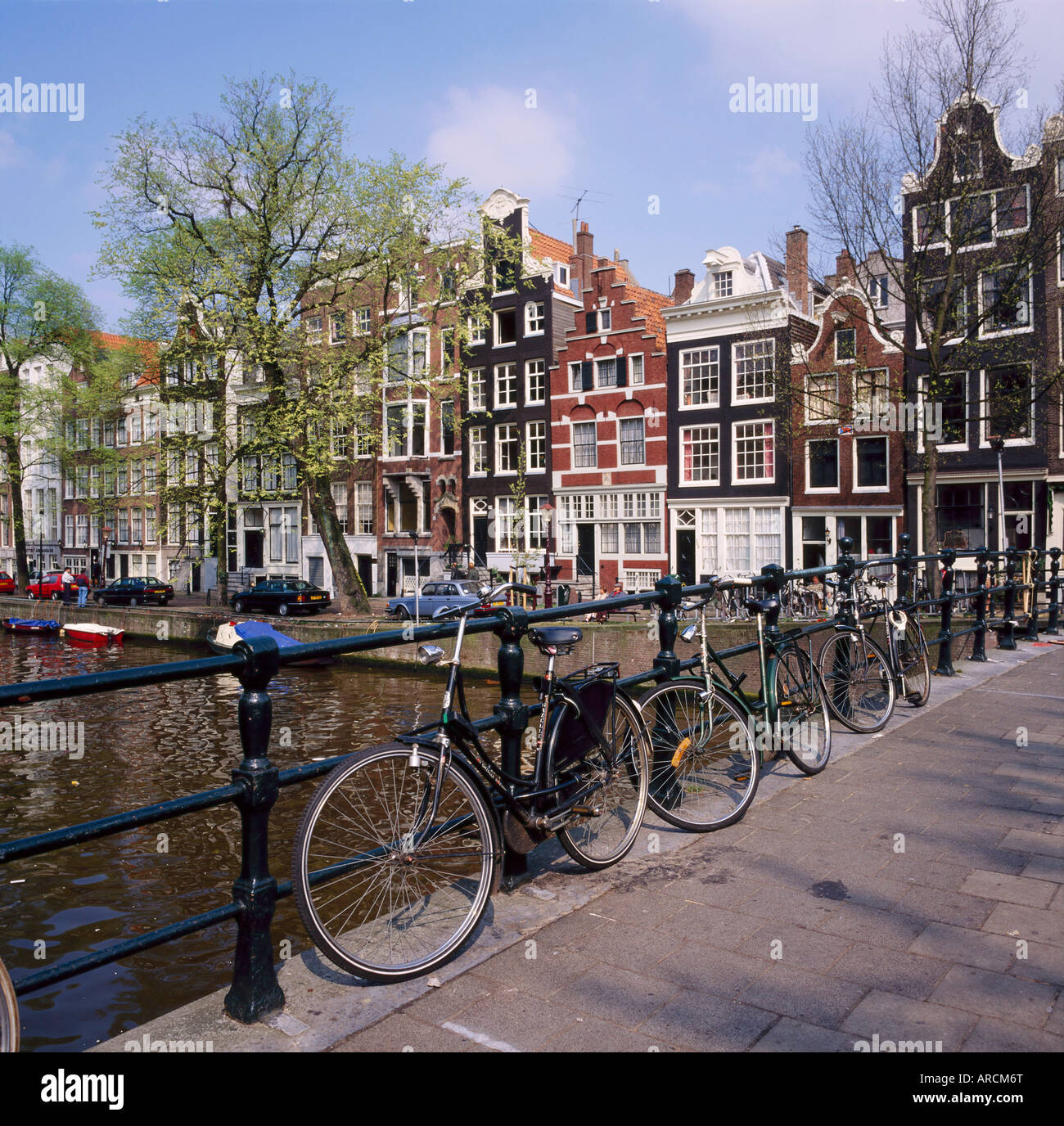 Biciclette su un ponte che attraversa il canale sul canale Herengracht ad Amsterdam, Olanda Foto Stock