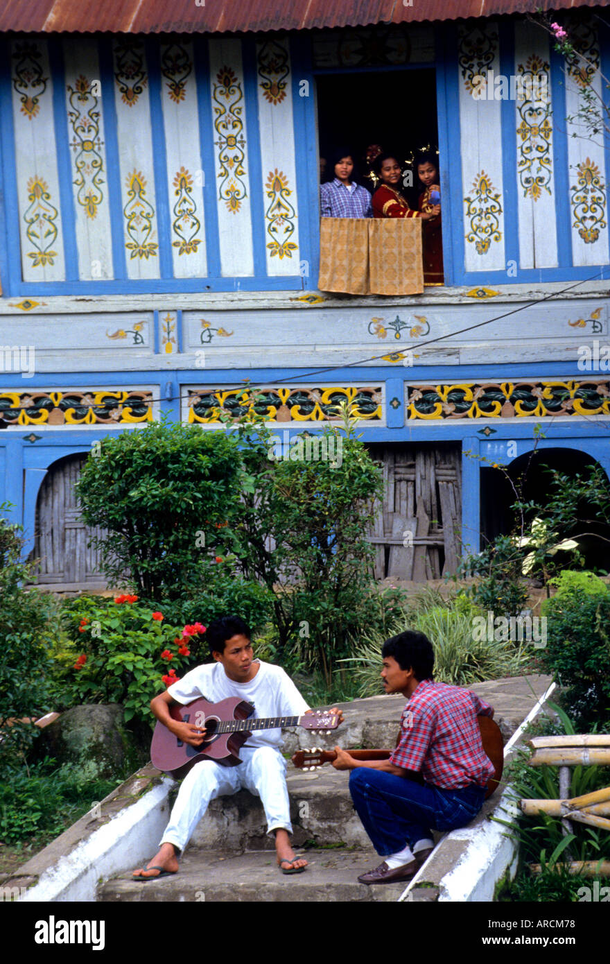 Indonesia Sumatra Minangkabau divertimento musicale Guitar boy ragazzi adolescenti adolescenti Foto Stock