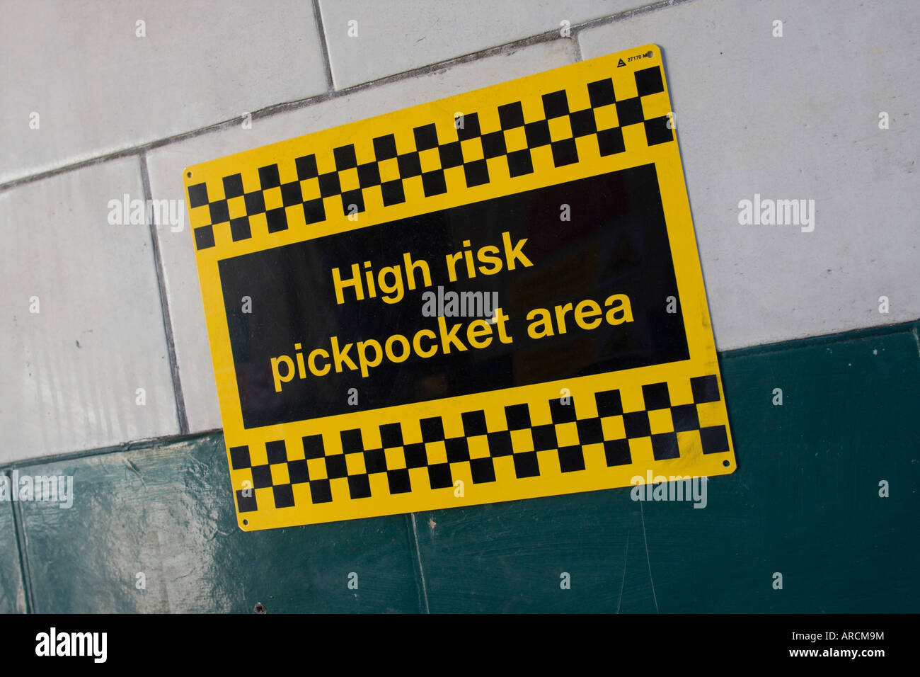 Segno elevato rischio pickpocket area mercato di Borough londinese di Southwark GB UK Foto Stock