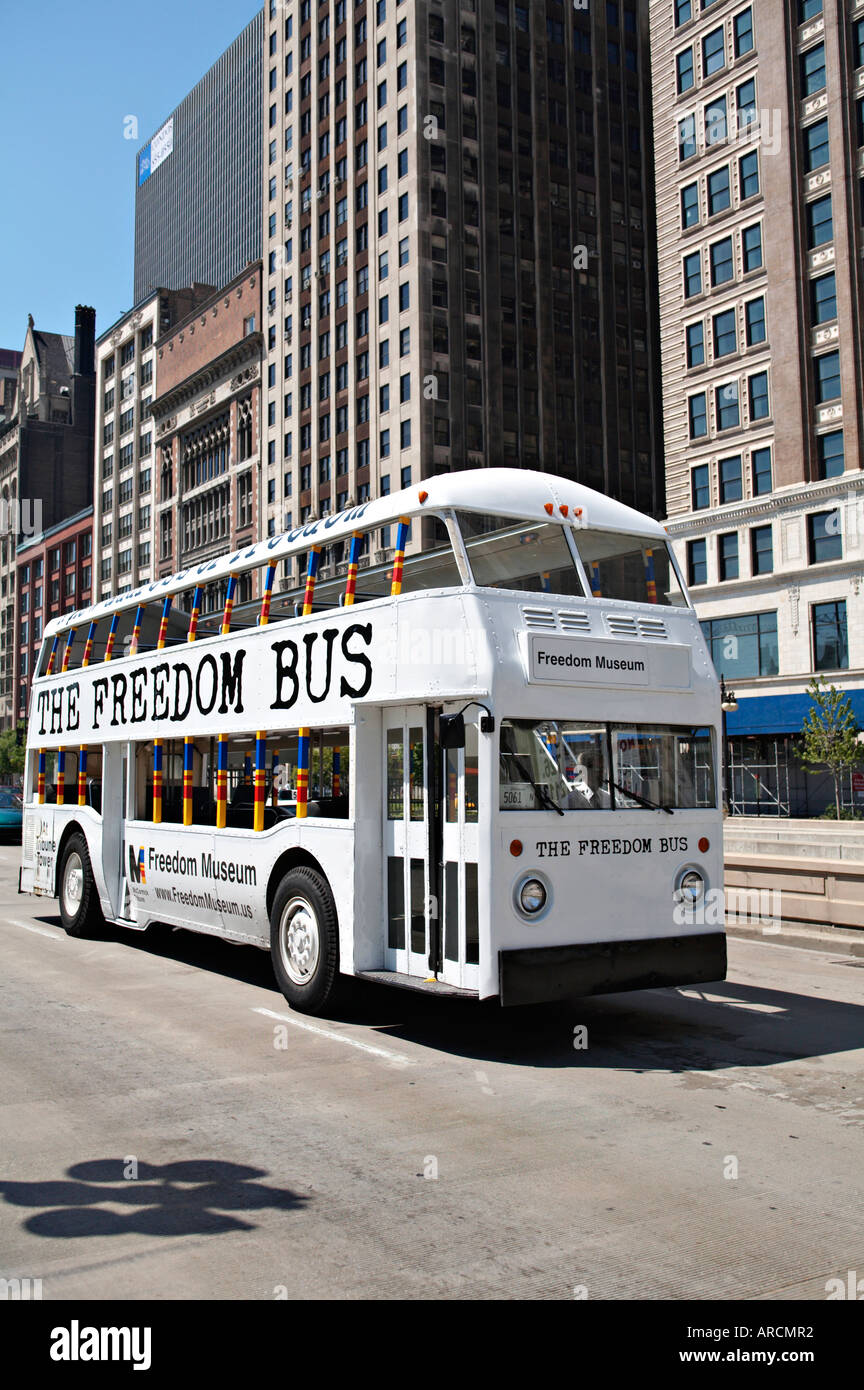 ILLINOIS Chicago White double decker Bus di libertà su Michigan Avenue Foto Stock