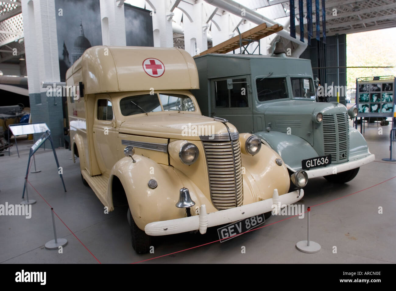 WWII ambulanza e motore Fire in Duxford Imperial War Museum, Cambridgeshire, GB UK Foto Stock