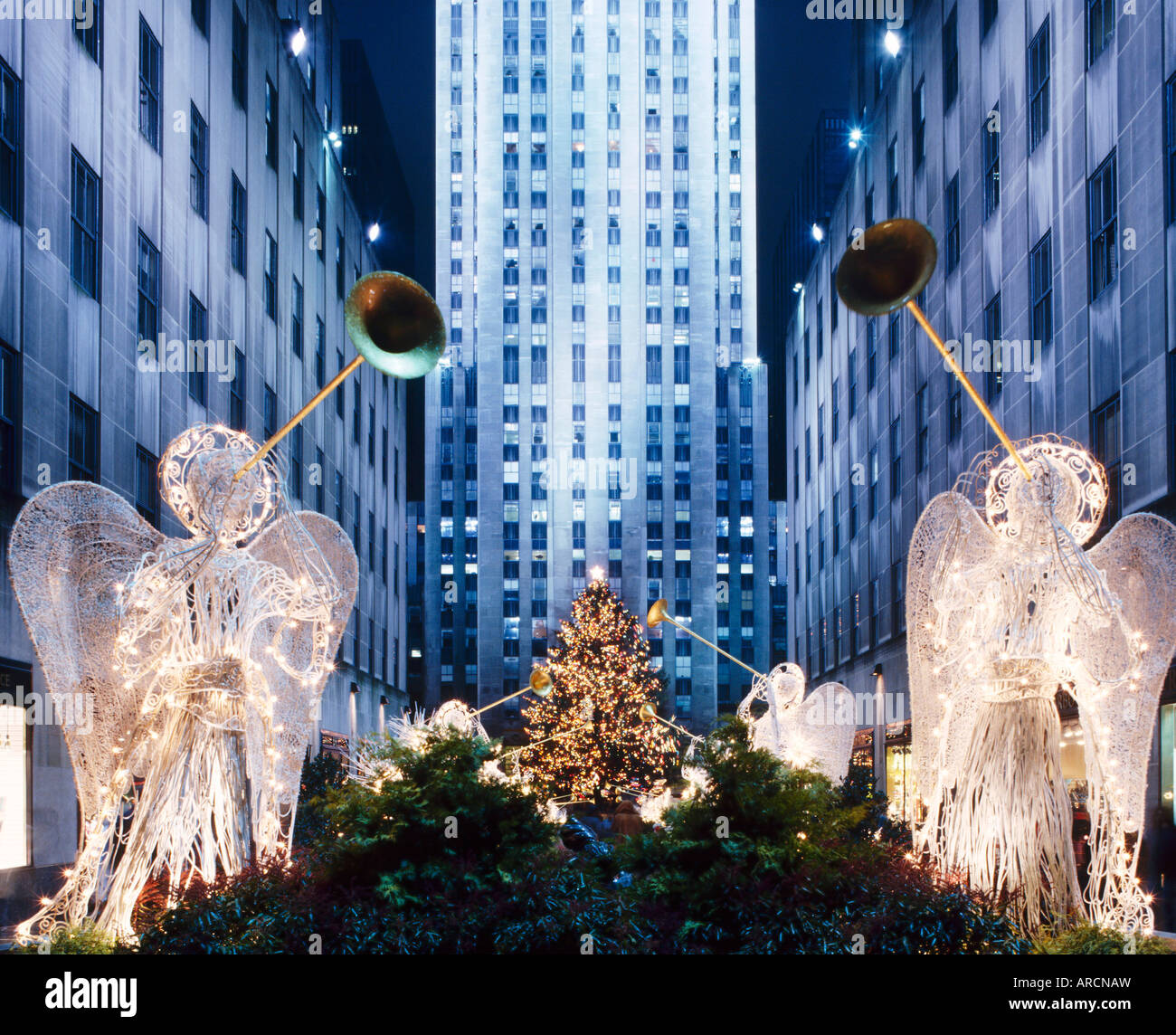 Angeli al Rockfeller Center, decorato per il Natale, New York City, Stati Uniti d'America Foto Stock