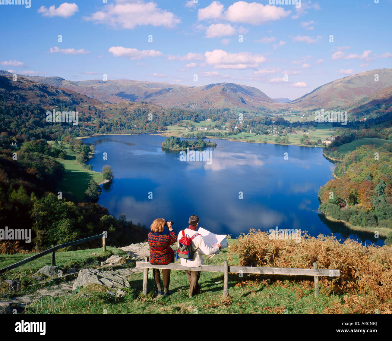 Matura in appoggio sul banco, la visualizzazione del lago a Grasmere, Lake District, Cumbria, England, Regno Unito Foto Stock