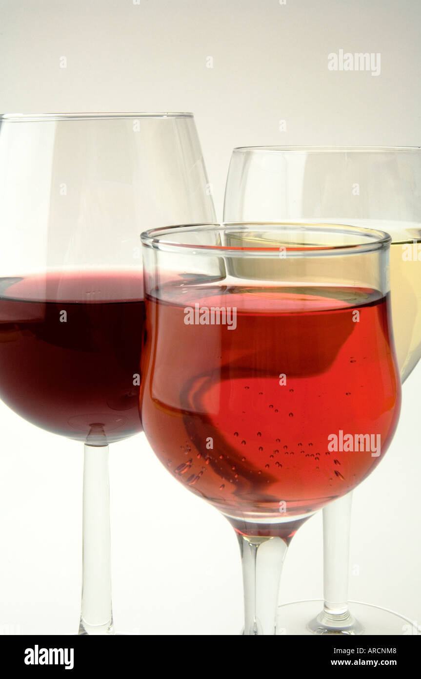 Un bicchiere ciascuno di bianco e rosso vino rosato su sfondo bianco Foto Stock