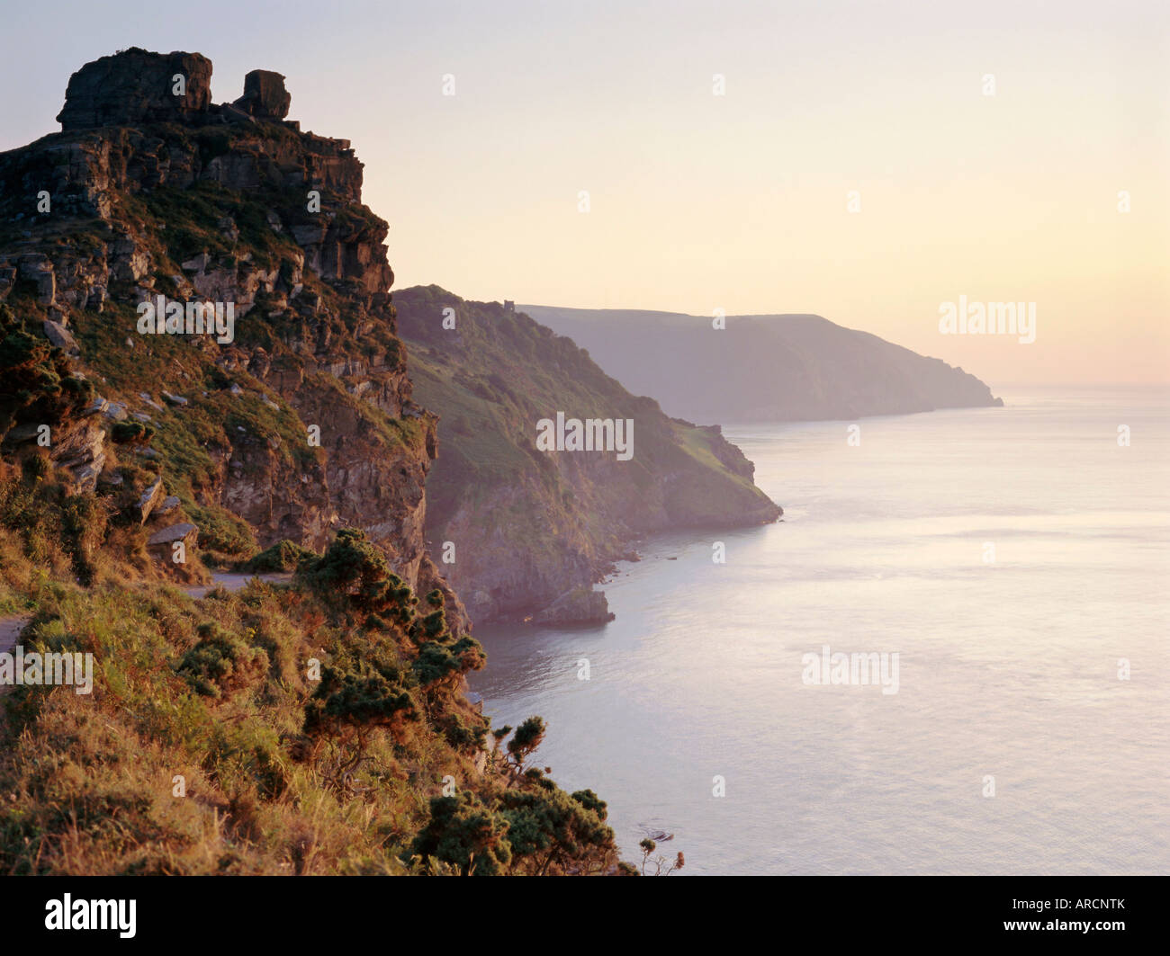 Castello di roccia sulla costa affacciato sulla Baia di Wringcliff, Valle di rocce vicino a Lynton, Devon, Inghilterra, Regno Unito, Europa Foto Stock