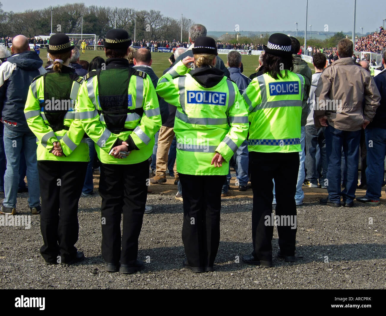 Quattro poliziotta in una partita di calcio in truro, Cornwall Foto Stock