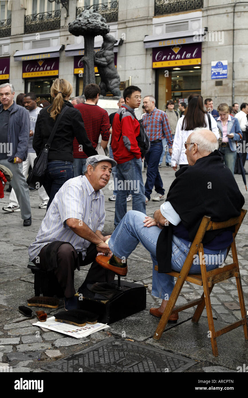 Shoeshiner, la Puerta del Sol di Madrid, Spagna Foto Stock