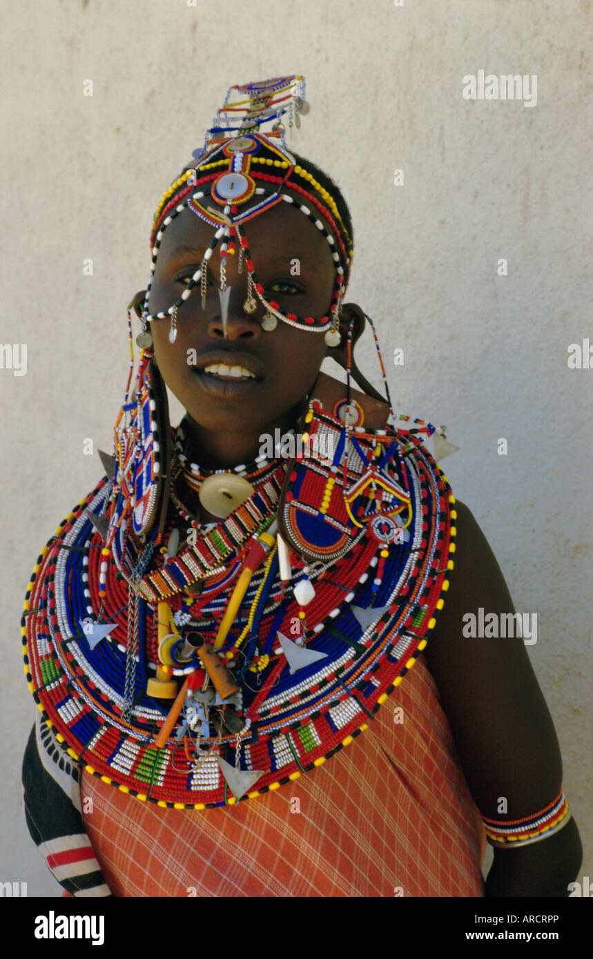 Ritratto di una giovane donna Masai in abito tradizionale e gioielli, nel nord del Kenya, Kenya, Africa orientale, Africa Foto Stock