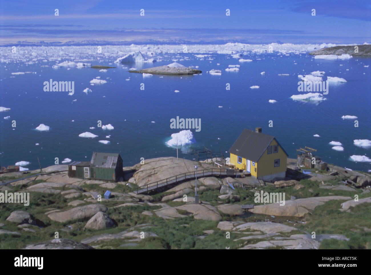 Costa e insediamento di Ilimanaq, precedentemente Claushavn, Groenlandia, regioni polari Foto Stock
