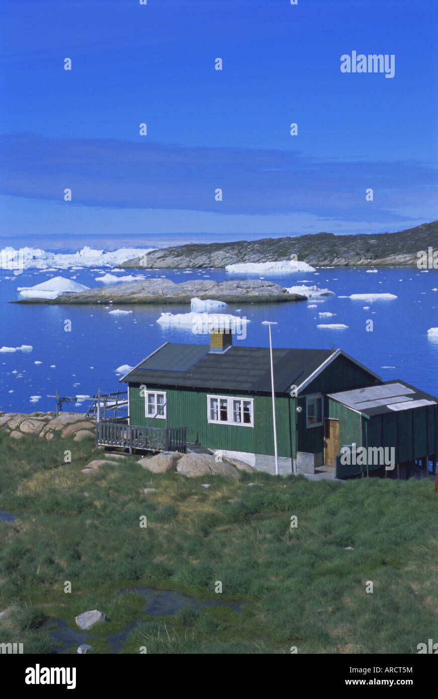 Costa e insediamento di Ilimanaq, precedentemente Claushavn, Groenlandia, regioni polari Foto Stock