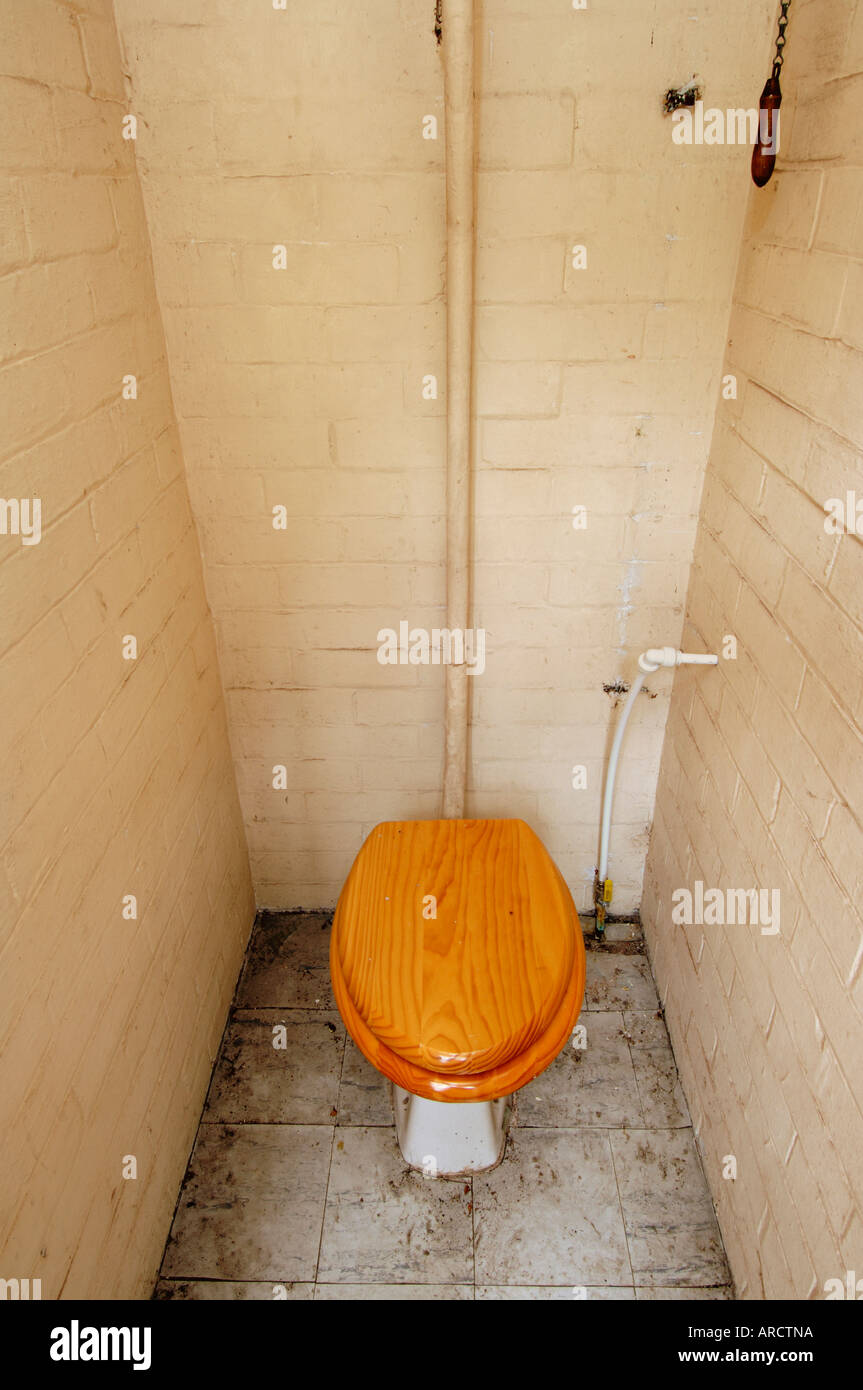 Vecchia toilette esterna Foto Stock