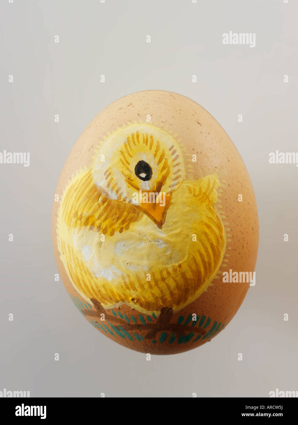 Dipinto a mano uovo di Pasqua con un tocco di eleganza Foto Stock