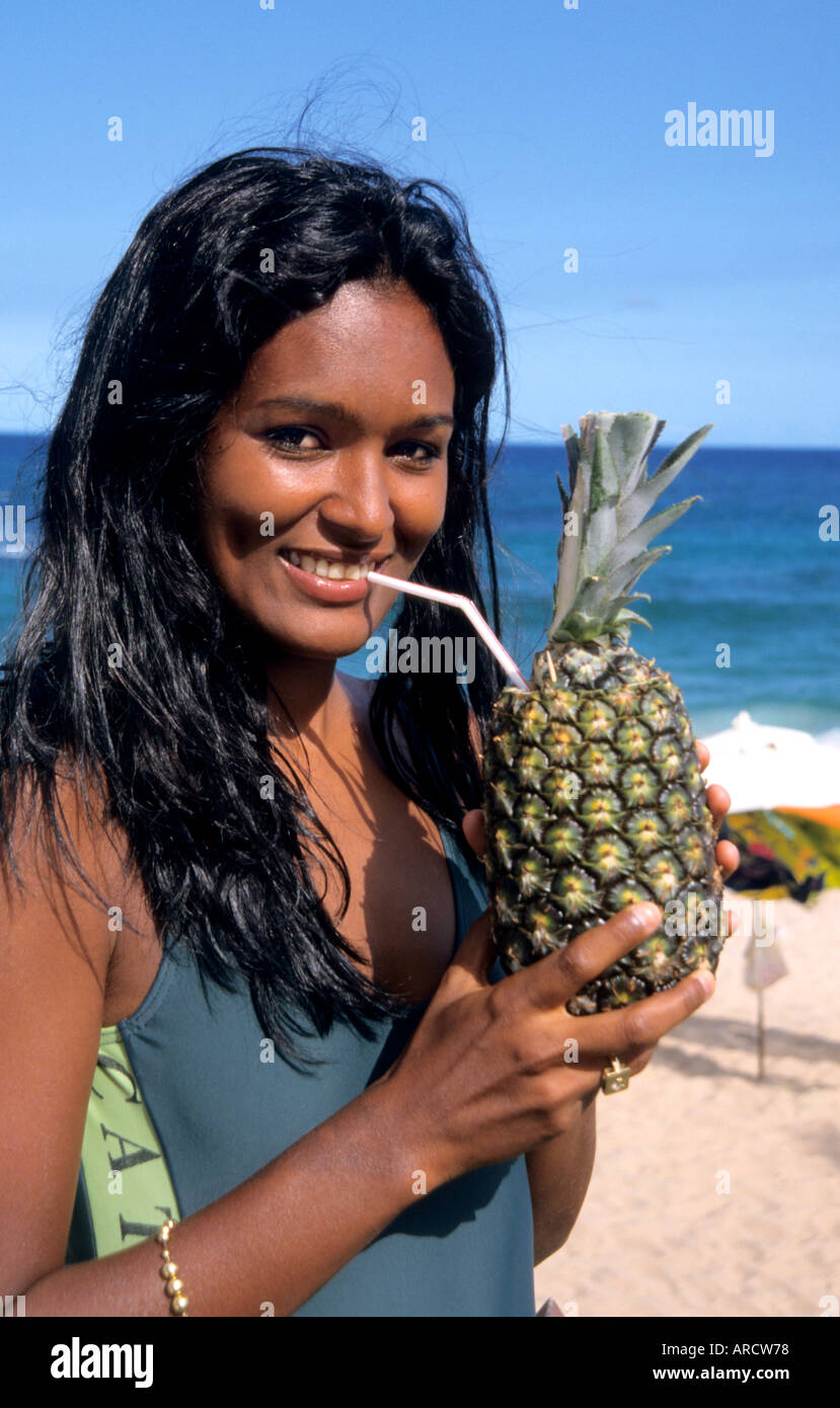 Porto Seguro Bahia Brasile Brasil bellissima ragazza donna con ananas sulla spiaggia Foto Stock