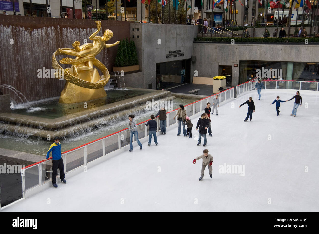 Pista di pattinaggio sul ghiaccio al Rockefeller Center, Mid town Manhattan, New York New York, Stati Uniti d'America, America del Nord Foto Stock