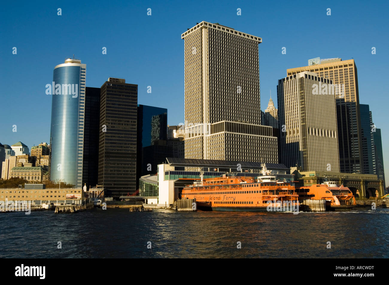 La Staten Island Ferry, il quartiere degli affari, la parte inferiore di Manhattan, New York New York, Stati Uniti d'America, America del Nord Foto Stock