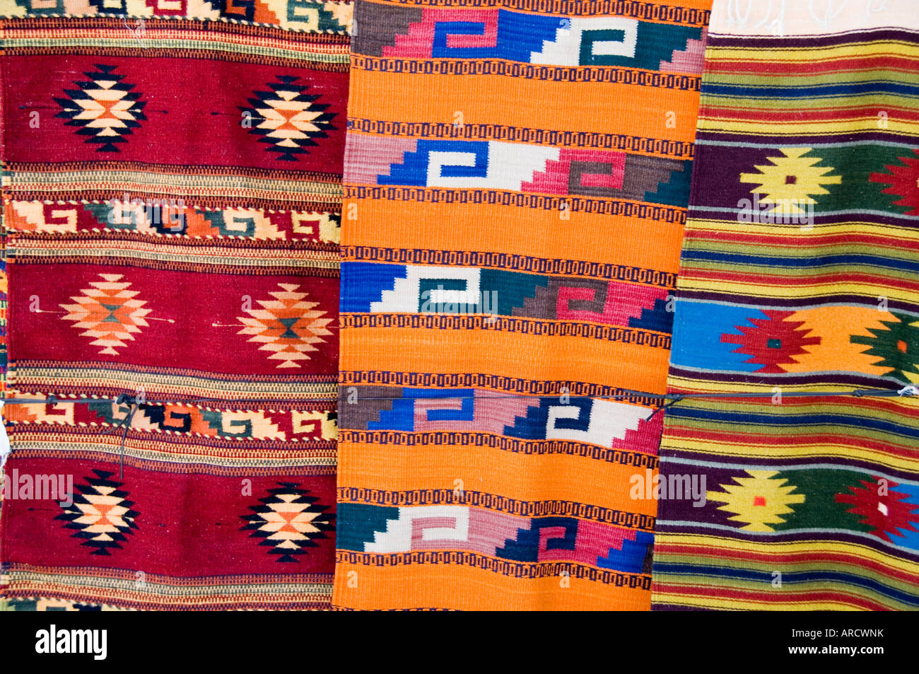 Tradizionali tessuti in negozi per turisti, Mitla, Oaxaca, Messico, America del Nord Foto Stock