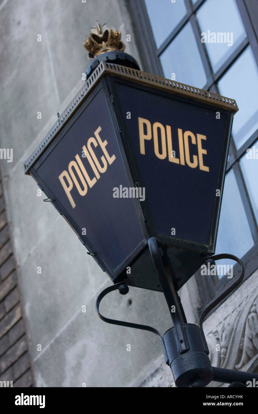 Polizia vecchia lampada blu al di fuori di Snow Hill City of London Police Station vicino al Old Bailey London REGNO UNITO Foto Stock