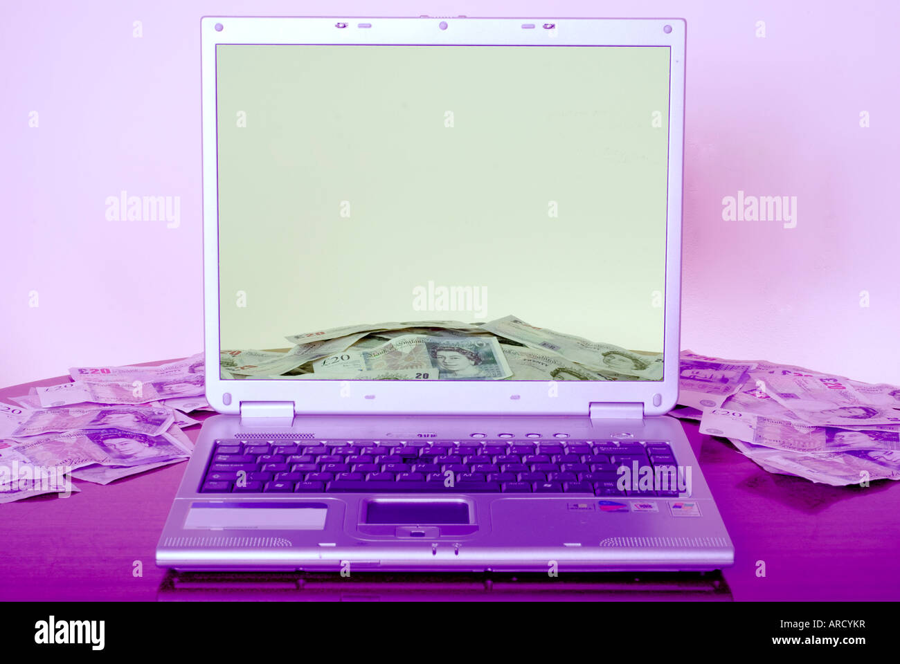 Laptop e denaro - compra/vendita online Foto Stock