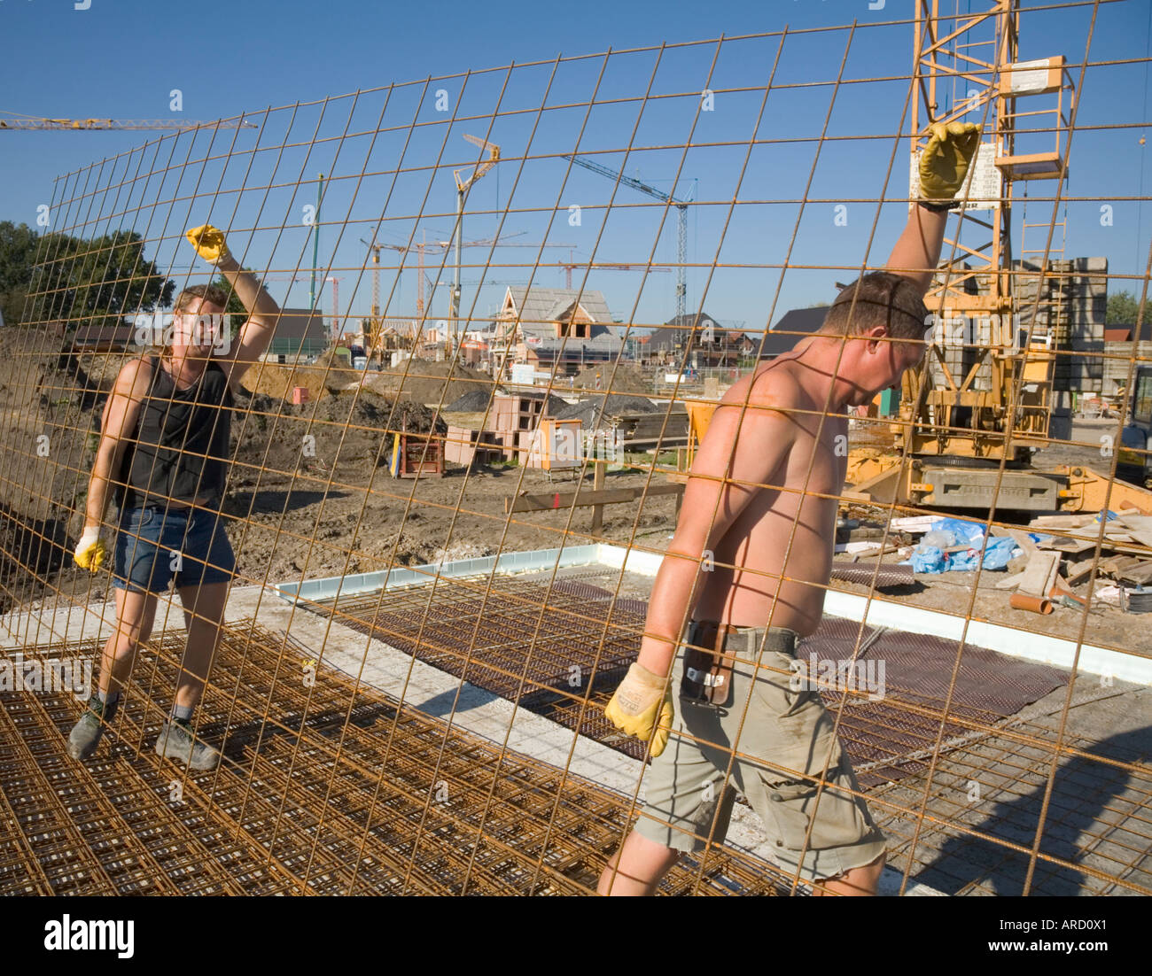 Costruzione di operai al lavoro su un sito in costruzione Foto Stock