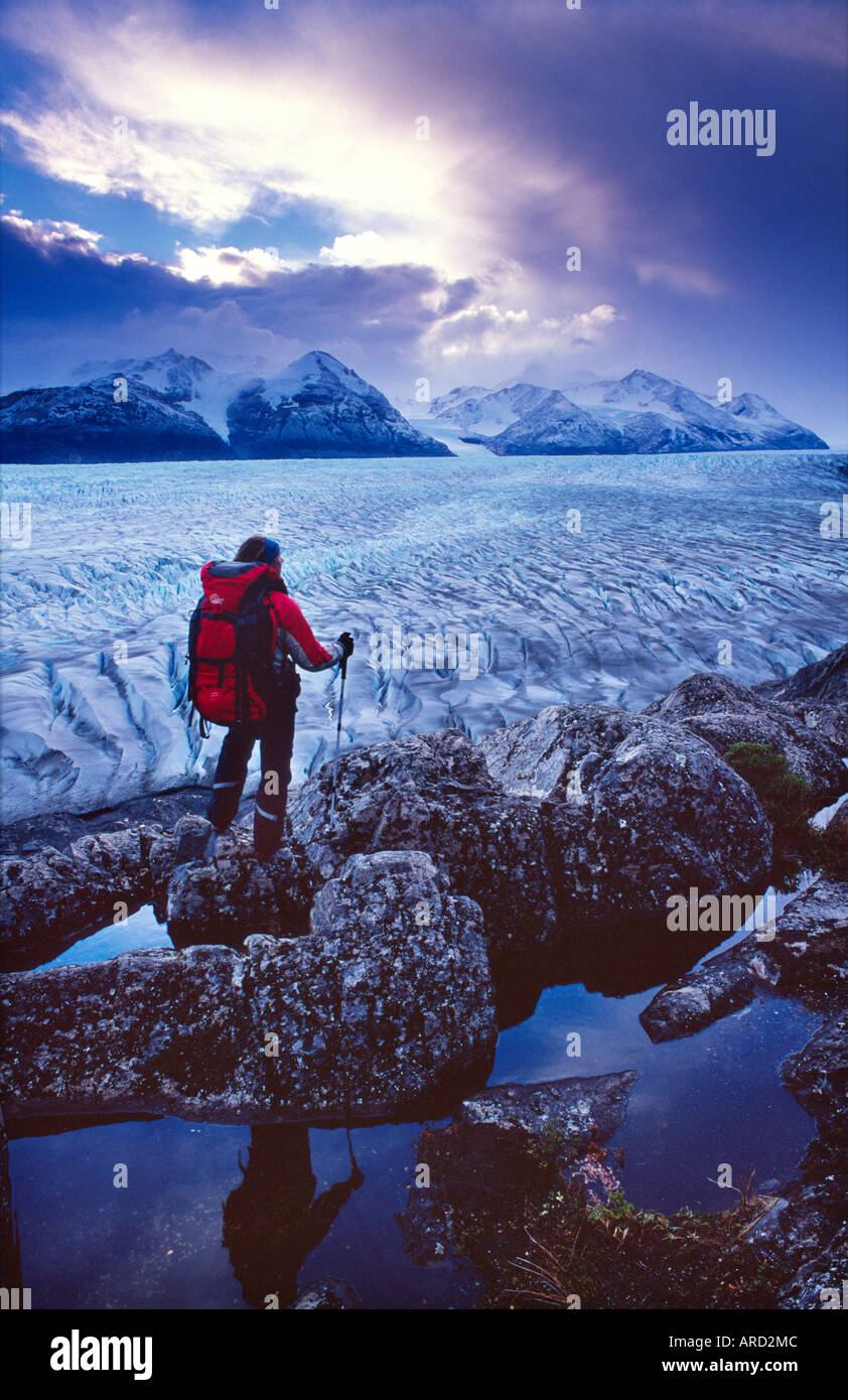 Trekker guardando oltre il ghiacciaio Grey, Paine circuito, il Parco Nazionale di Torres del Paine nella Patagonia cilena. Foto Stock