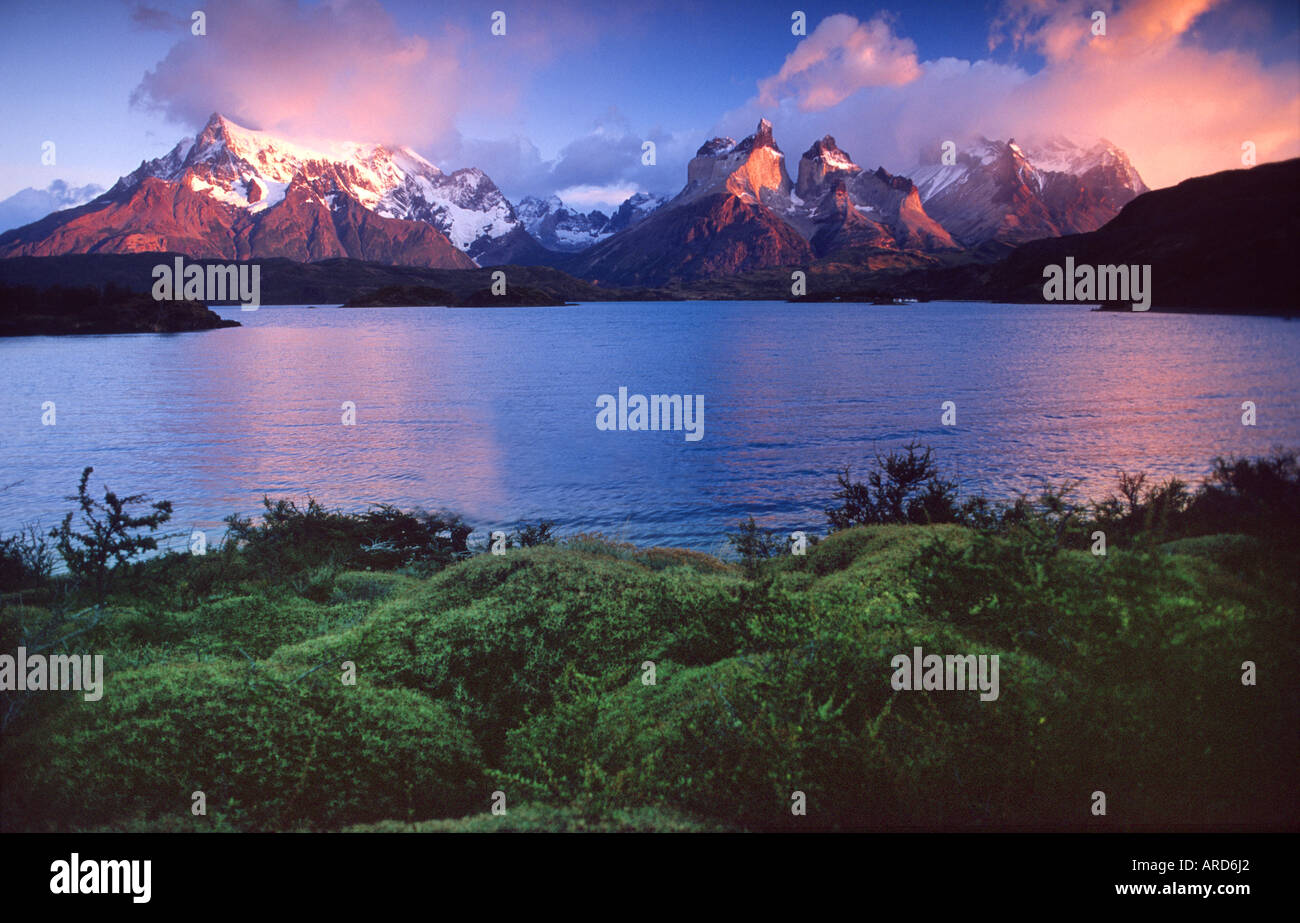 Lago Pehoe e il massiccio del Paine all'alba, Parco Nazionale di Torres del Paine nella Patagonia cilena. Foto Stock
