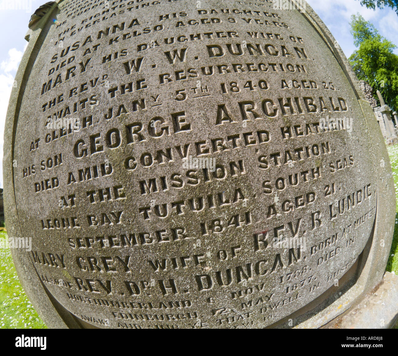 Morì in mezzo ai pagani convertiti Scottish lastra tombale di George Archibald Duncan a Kelso Abbey Foto Stock
