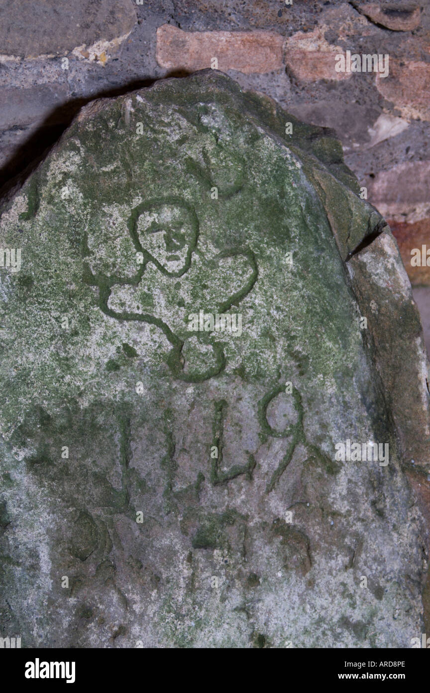 Un vecchio carving datata 1449 su una pietra nel castello di nerezza Scozia Scotland Foto Stock