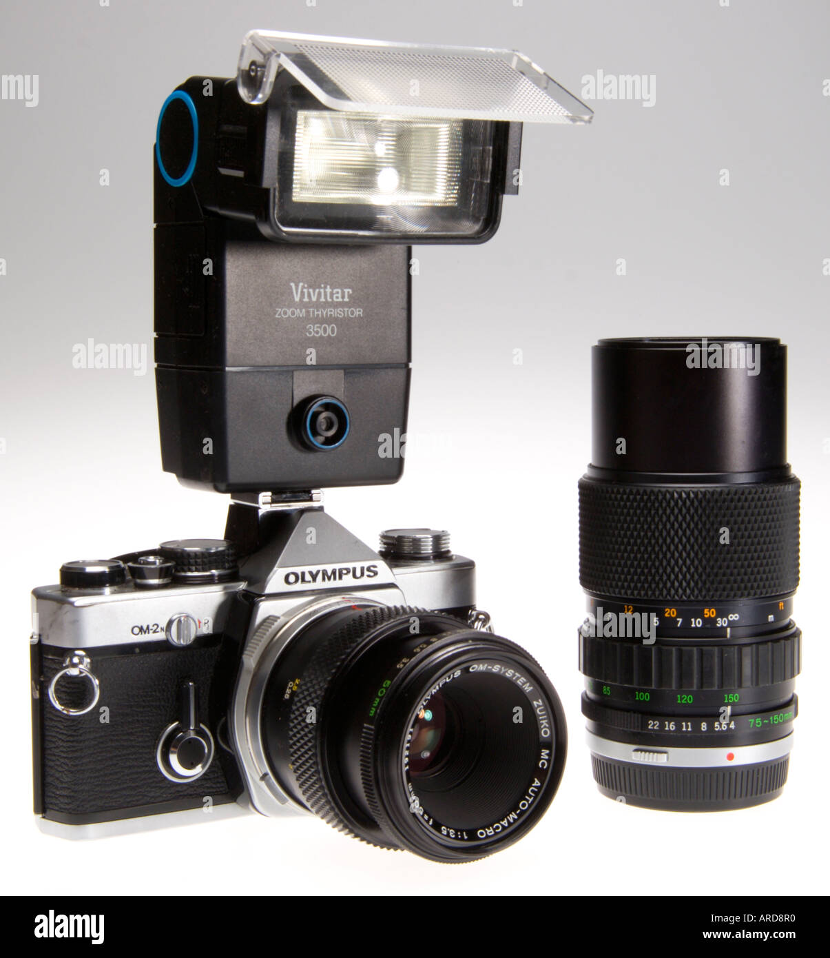 Pellicola fotografica attrezzature - Olympus OM1 vestito da anni settanta con due lenti e flash manuale tipica telecamera cinematografica Foto Stock