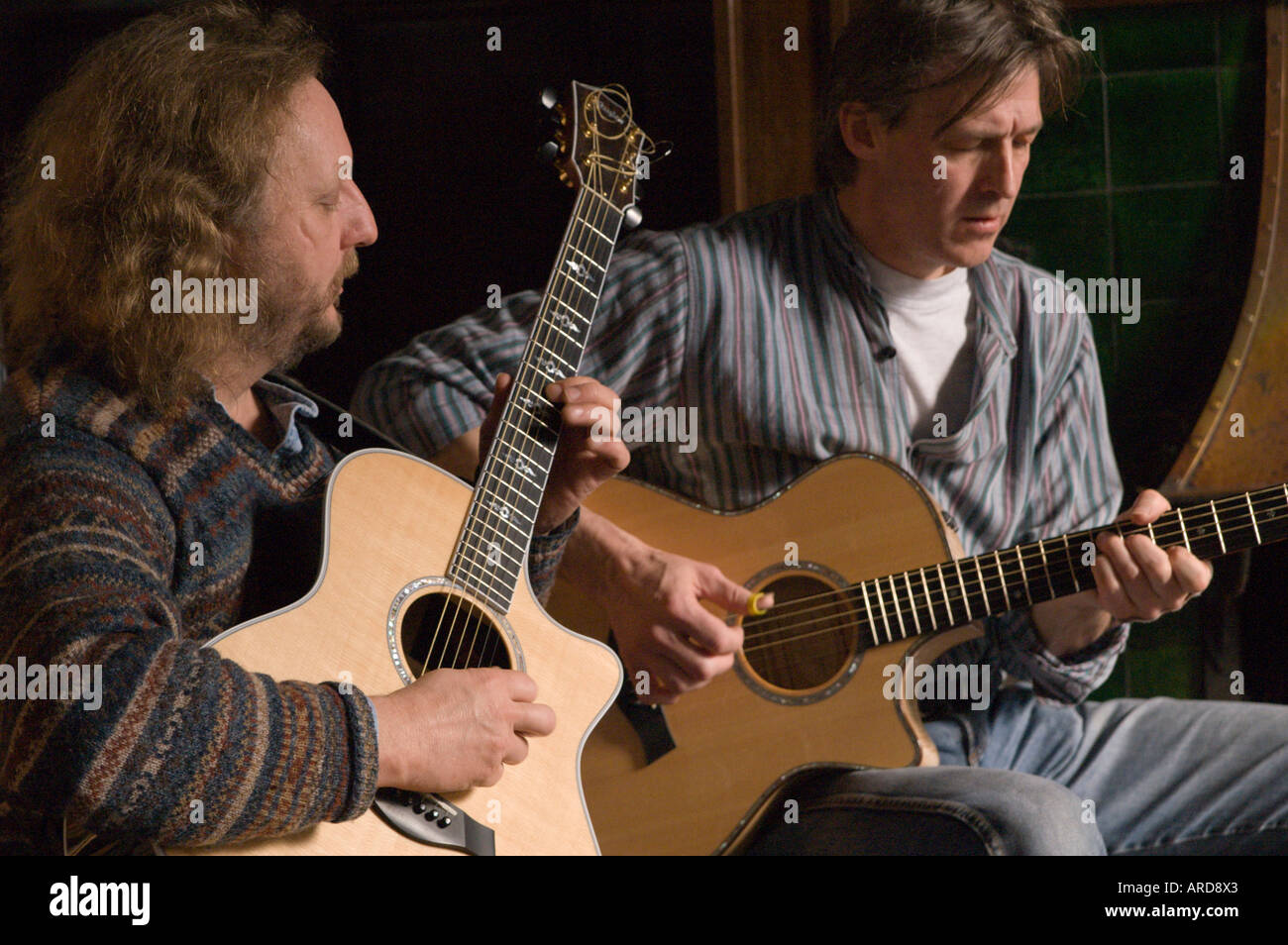 Fatto a mano chitarre Taylor giocato da duo Pete Smith e John Buckley 2006 Foto Stock