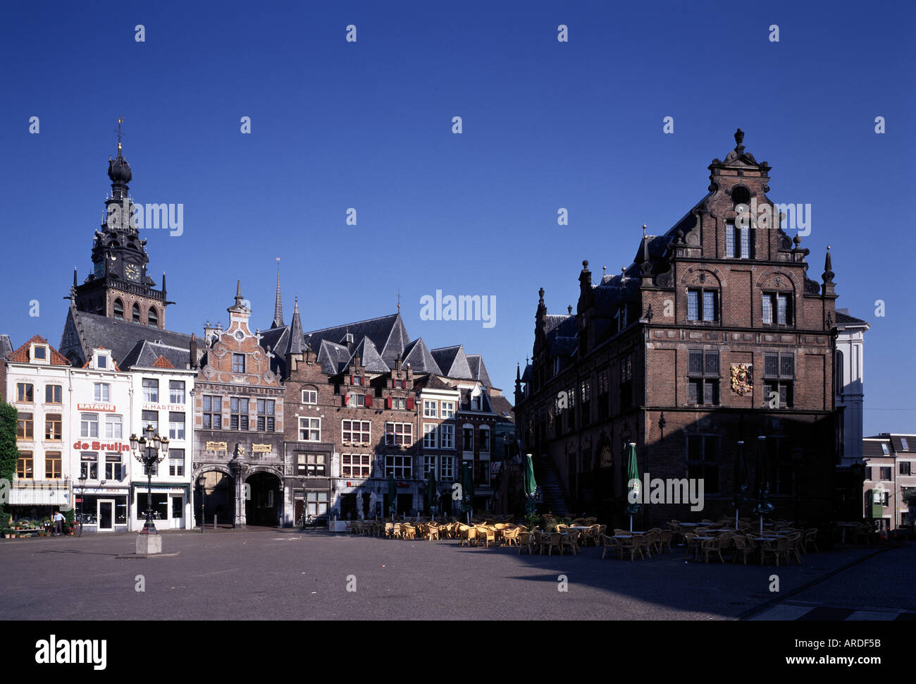 Nijmegen, Großer Markt, Kerkboog und Alte Waage Foto Stock