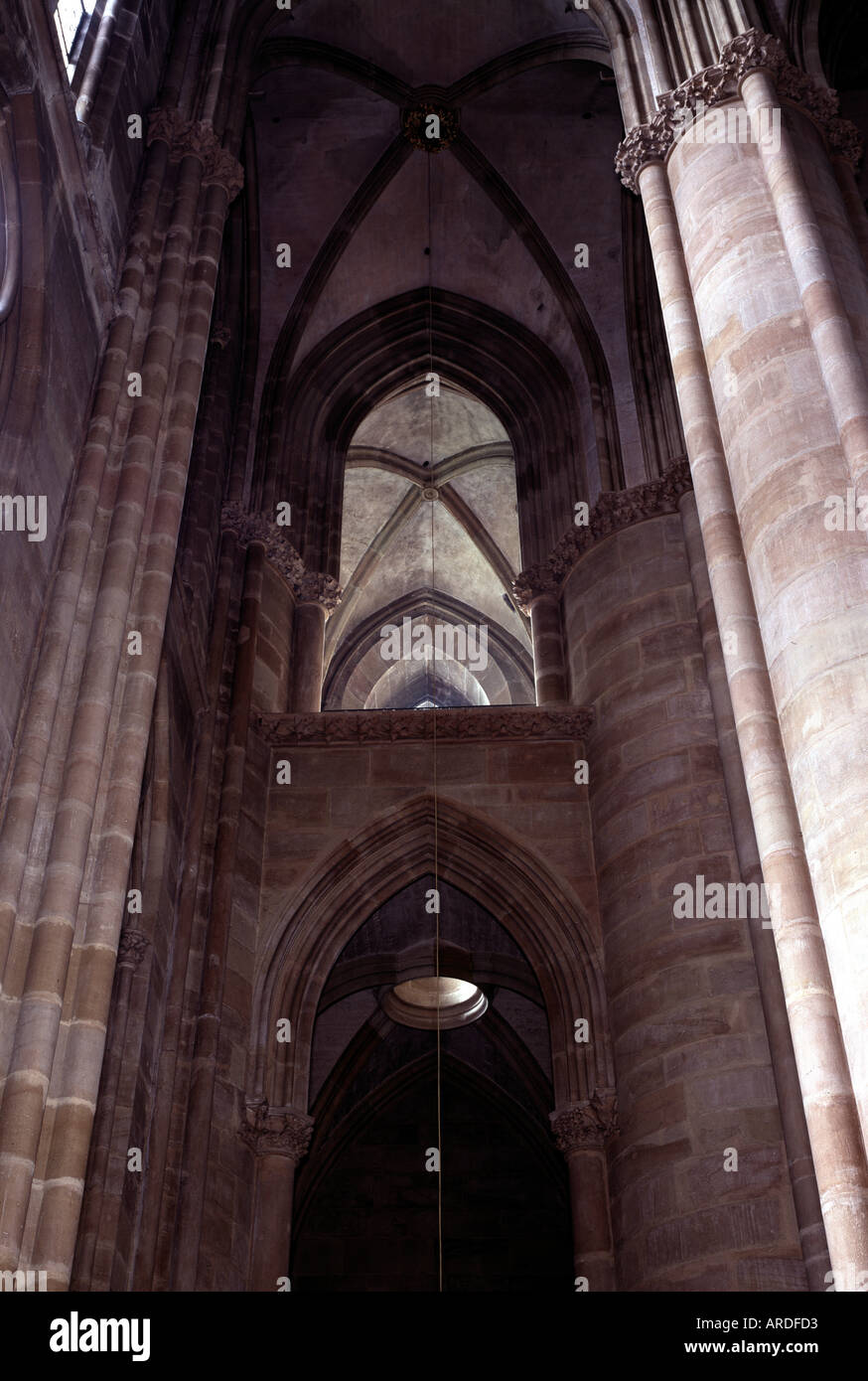 Marburg, Elisabethkirche, Südliches Seitenschiff mit Oberkapelle Foto Stock