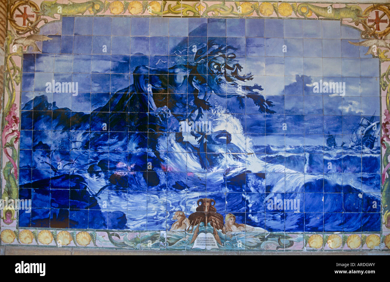 Tra i pannelli di piastrelle in Portogallo Buçaco Palace Hotel è questa rappresentazione di Adamastor dal Lusiadas dal poeta epico Luis De Camões Foto Stock