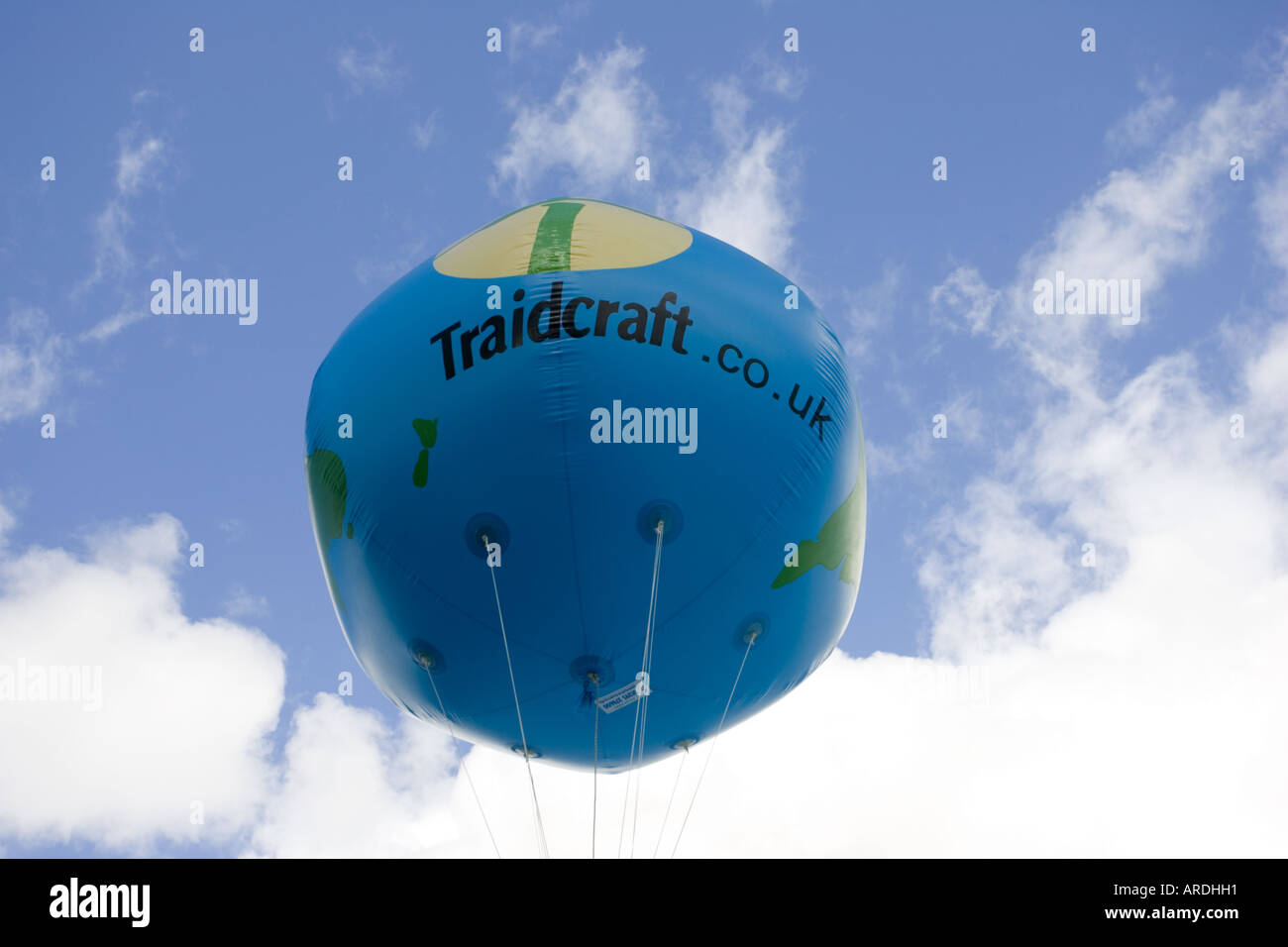 Globo Traidcraft contro il cielo blu che fluttua sopra Traidcraft tenda a Greenbelt in stallo 2006 REGNO UNITO Foto Stock