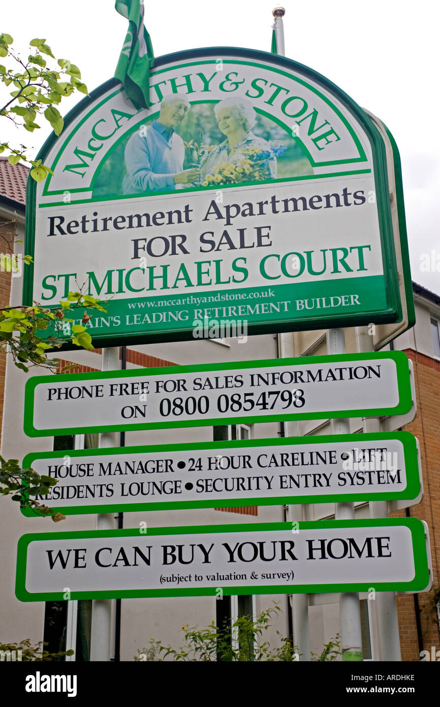Cartello a St Michaels corte offre pensione appartamenti in vendita Bishops Cleeve REGNO UNITO Foto Stock