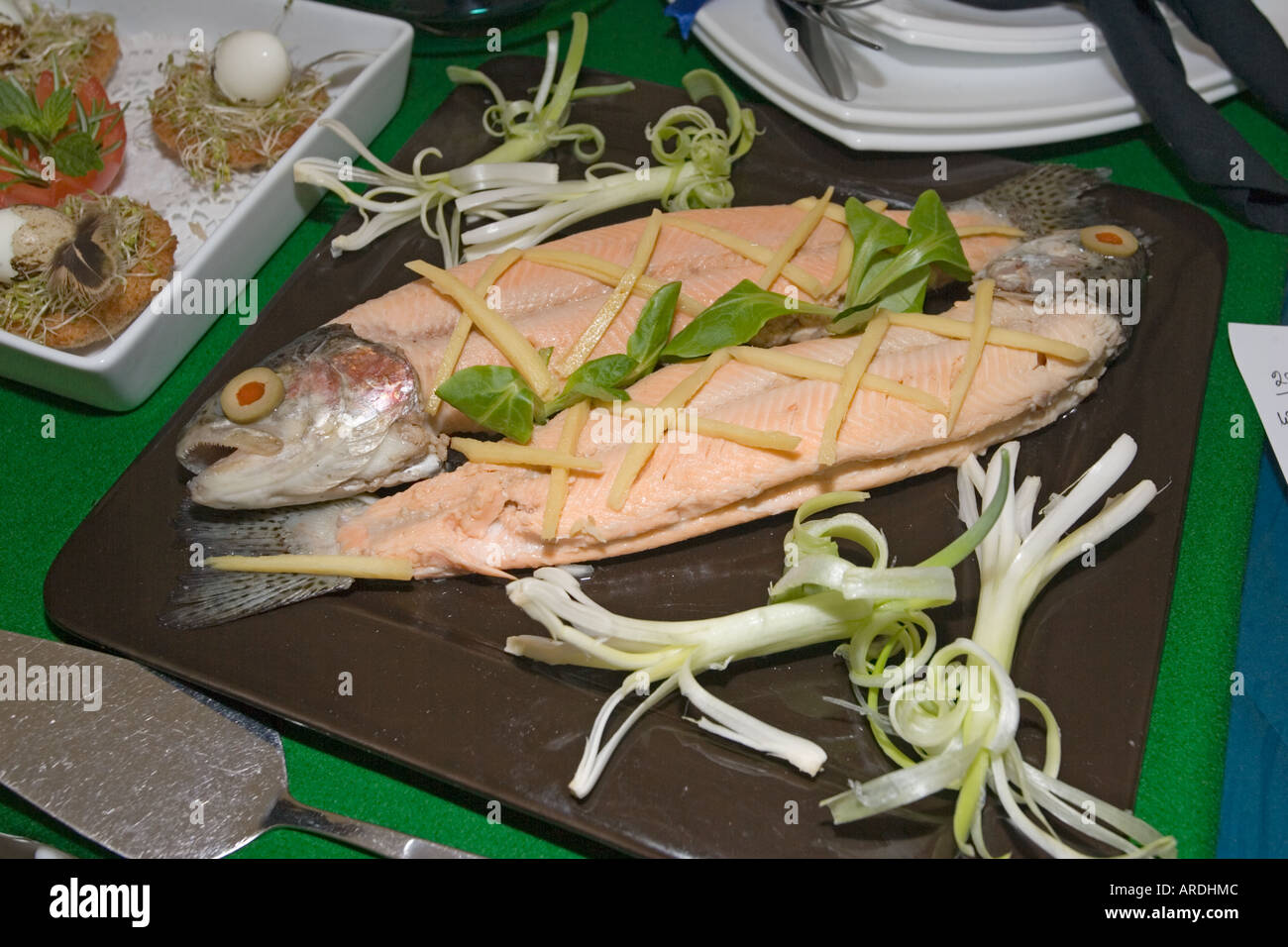 Pluripremiato pasto di trote con insalata a Moreton in Marsh spettacolo agricolo Settembre 2006 Costwolds REGNO UNITO Foto Stock