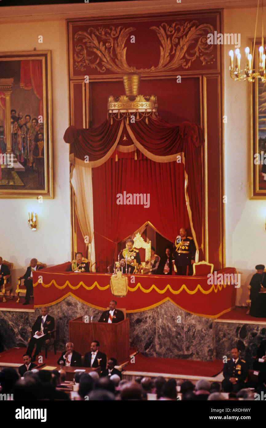 L'imperatore Haile Selassie dell Etiopia rivolgermi a questo Parlamento per il quarantesimo anniversario (2 Nov 1970) della sua incoronazione Foto Stock