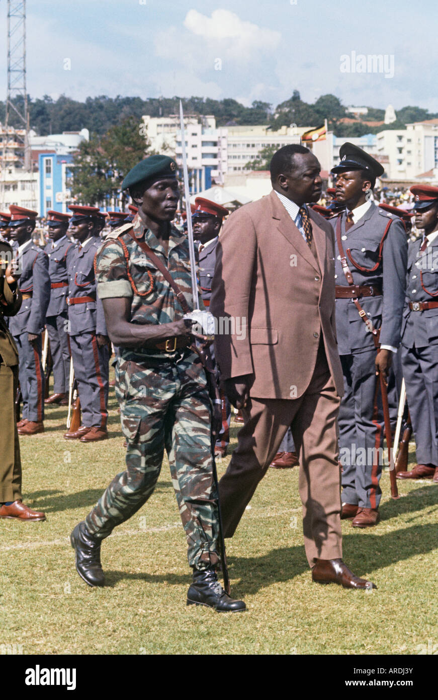 Il Presidente Idi Amin ispeziona le truppe in una parata nazionale ugandese Foto Stock